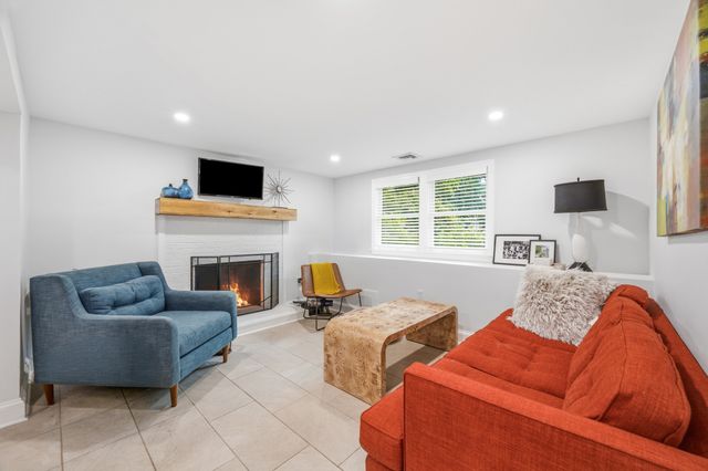 40 Sunset Hill Rd, Boston, MA 02132
