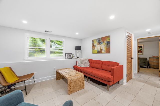 40 Sunset Hill Rd, Boston, MA 02132