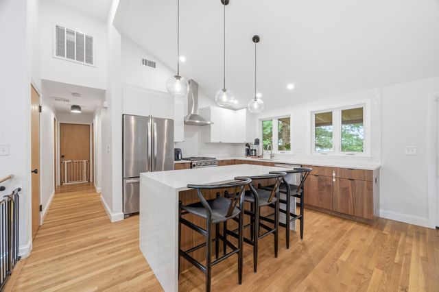40 Sunset Hill Rd, Boston, MA 02132