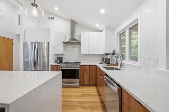 40 Sunset Hill Rd, Boston, MA 02132