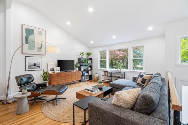 40 Sunset Hill Rd, Boston, MA 02132