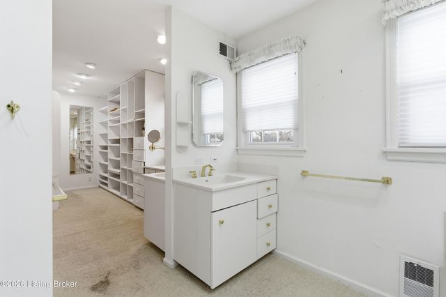 5206 Moccasin Trail, Louisville, KY 40207