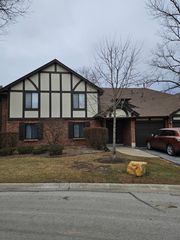 8254 Chestnut Drive 41D, Palos Hills, IL 60465