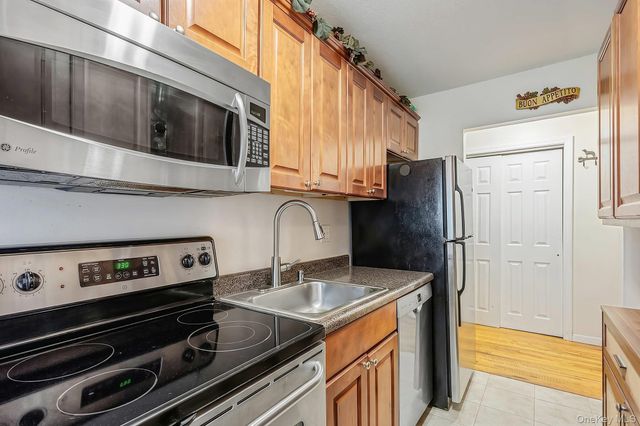 2453 union blvd 24a, Islip, NY 11750