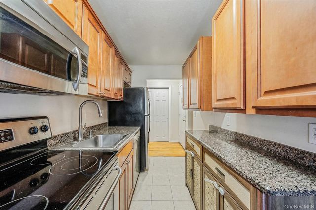2453 union blvd 24a, Islip, NY 11750