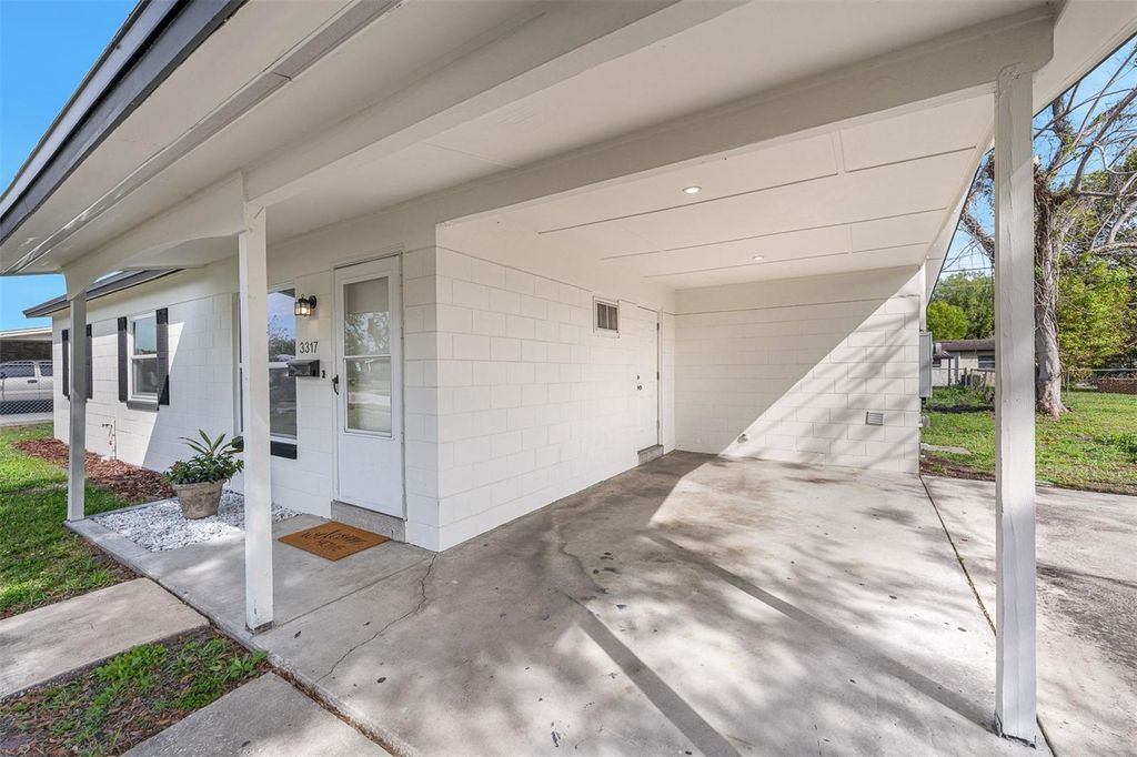 Image 2 of property listing at 3317 LIPSCOMB PLACE, Orlando, FL 32805