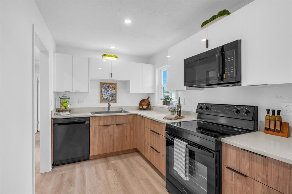 Image 4 of property listing at 3317 LIPSCOMB PLACE, Orlando, FL 32805