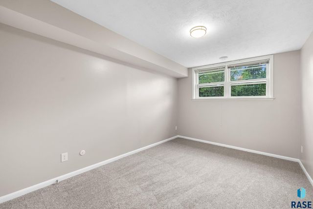 2505 W Oak St Street, Sioux Falls, SD 57105