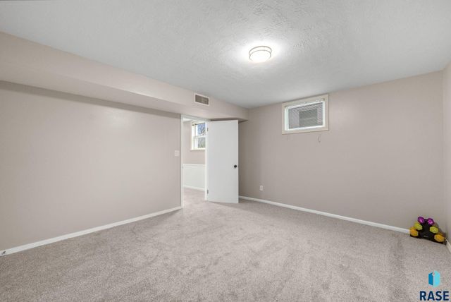 2505 W Oak St Street, Sioux Falls, SD 57105