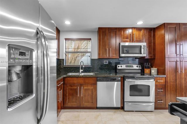 8411 Lagos De Campo Blvd 110U, Tamarac, FL 33321