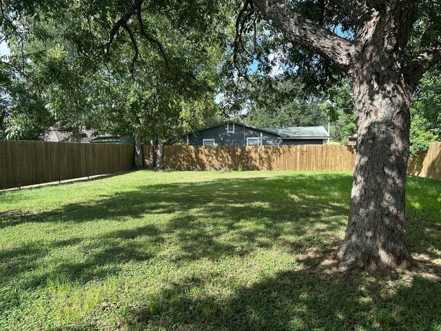 719 Eckel Street, La Grange, TX 78945