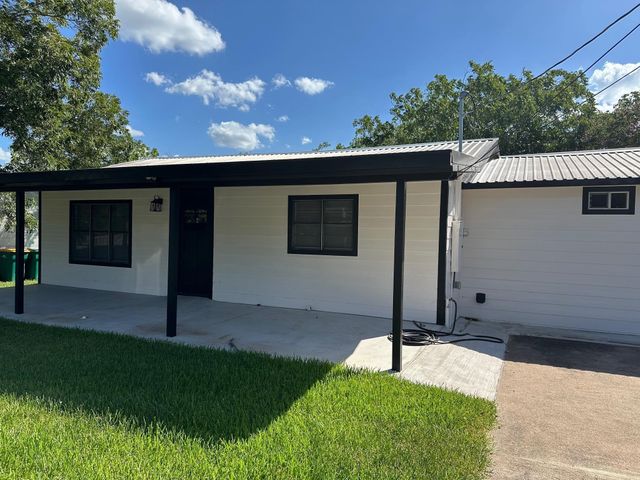 719 Eckel Street, La Grange, TX 78945