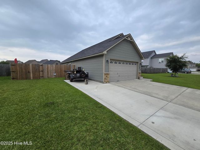 102 Stonecroft Lane, Jacksonville, NC 28546