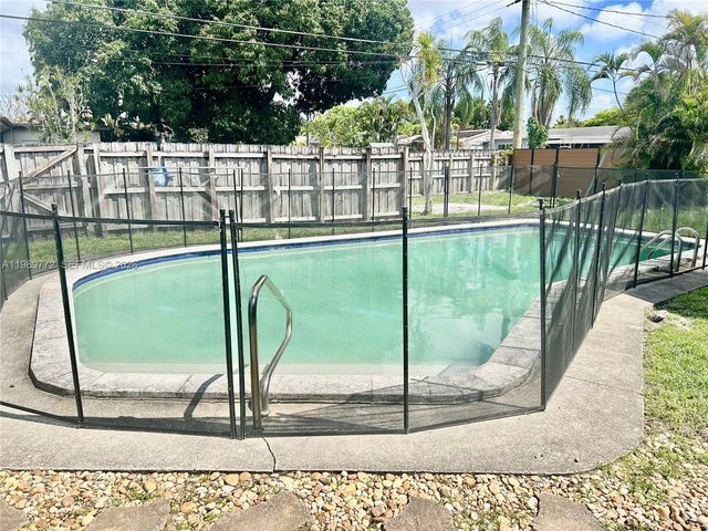 4015 W Park Rd, Hollywood, FL 33021