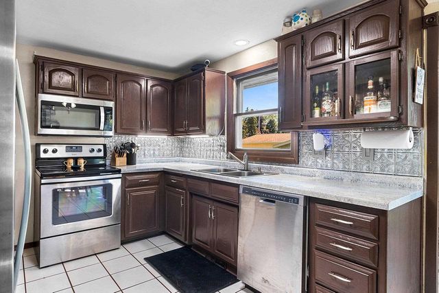 6796 DEUSTER STREET, Greenleaf, WI 54126