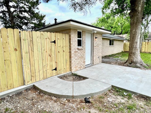 813 Cedar Lawn Drive, Alvin, TX 77511