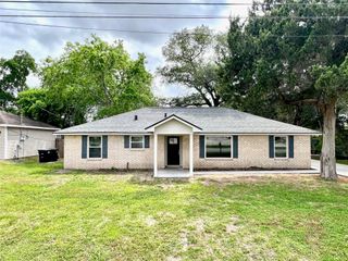 813 Cedar Lawn Drive, Alvin, TX 77511