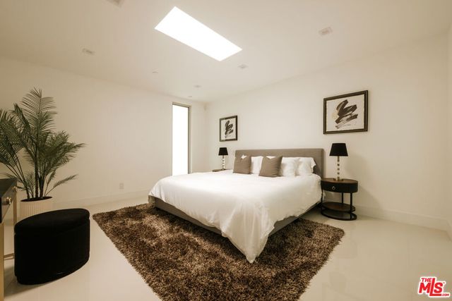 1124 Summit Drive, Beverly Hills, CA 90210
