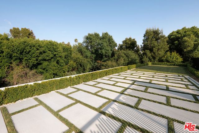 1124 Summit Drive, Beverly Hills, CA 90210