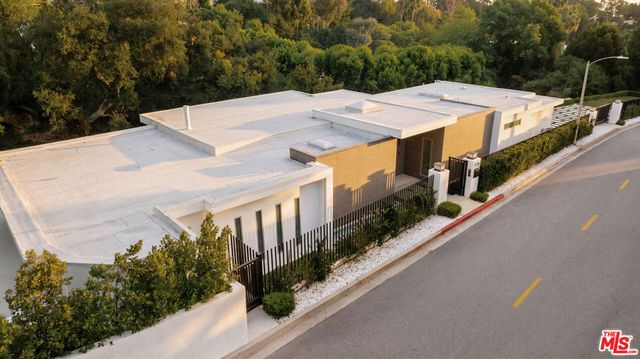 1124 Summit Drive, Beverly Hills, CA 90210