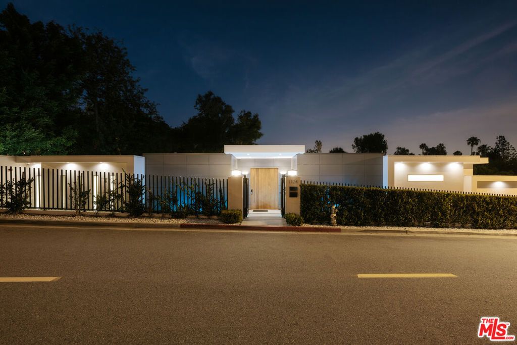 1124 Summit Drive, Beverly Hills, CA 90210