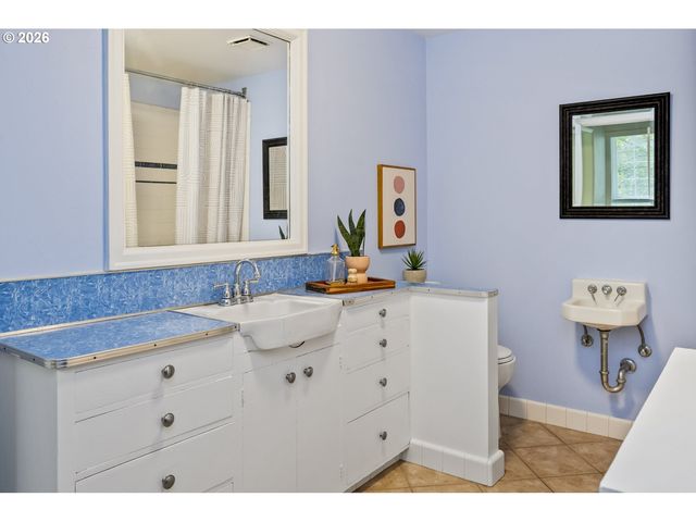 1316 Sw TAYLORS FERRY Ct, Portland, OR 97219