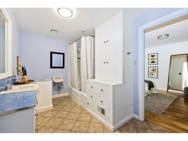 1316 Sw TAYLORS FERRY Ct, Portland, OR 97219