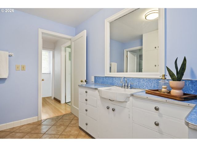 1316 Sw TAYLORS FERRY Ct, Portland, OR 97219