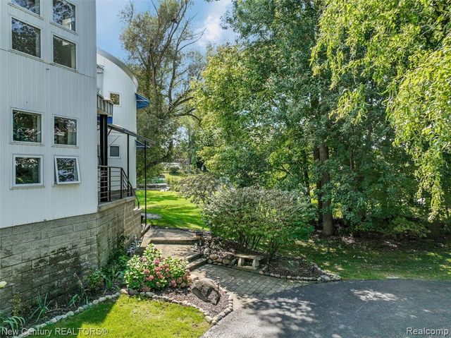 275 Angola Street, Wolverine Lake, MI 48390