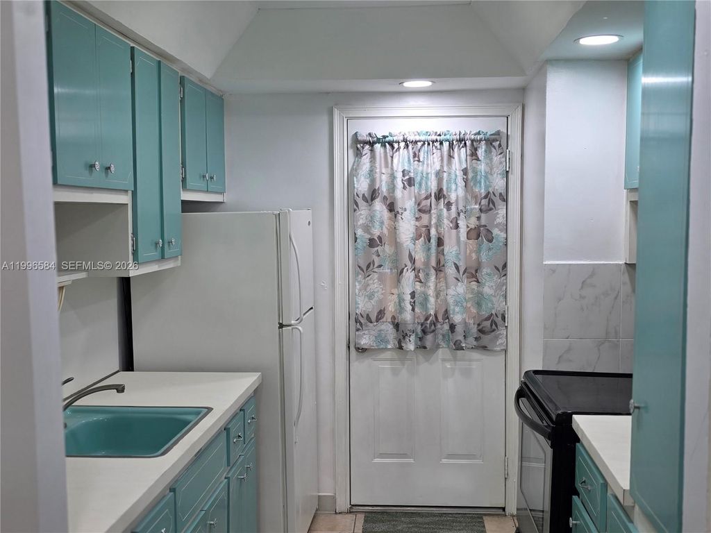 300 NE 191st St 218, Miami, FL 33179