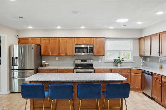 18 Marvin DR, Hampton, VA 23666