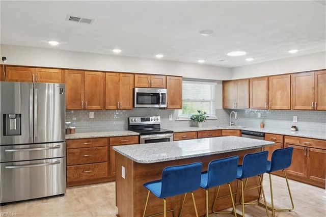 18 Marvin DR, Hampton, VA 23666