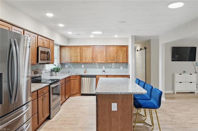 18 Marvin DR, Hampton, VA 23666