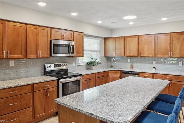 18 Marvin DR, Hampton, VA 23666