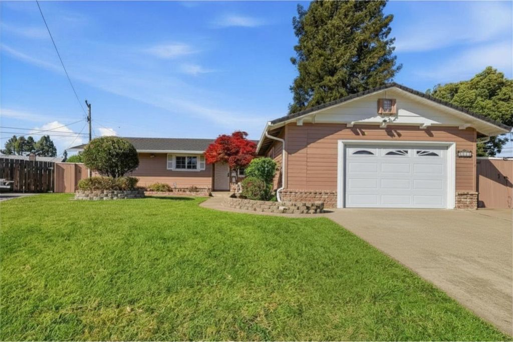 8440 Diane Ct, Gilroy, CA 95020