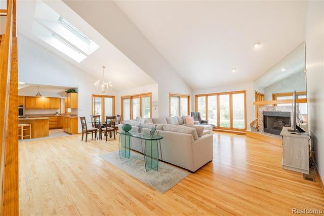 29462 East River Road, Grosse Ile, MI 48138