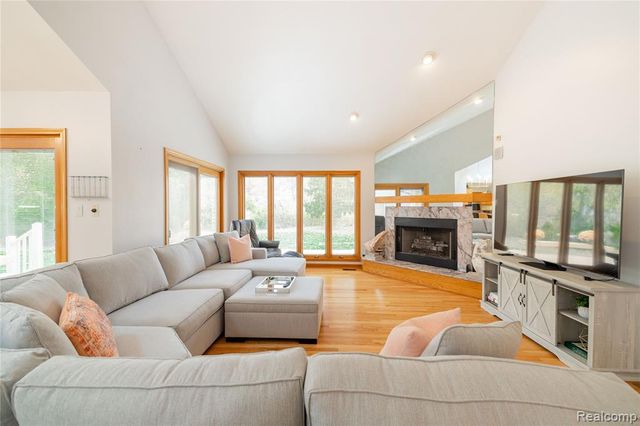 29462 East River Road, Grosse Ile, MI 48138