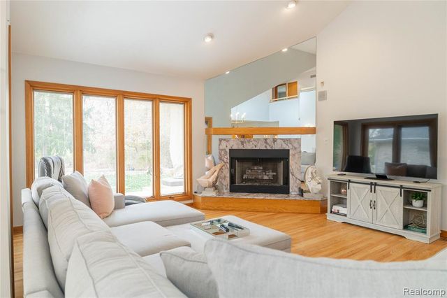 29462 East River Road, Grosse Ile, MI 48138