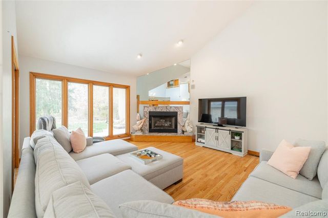 29462 East River Road, Grosse Ile, MI 48138