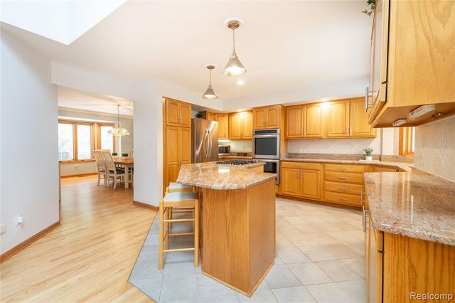 29462 East River Road, Grosse Ile, MI 48138