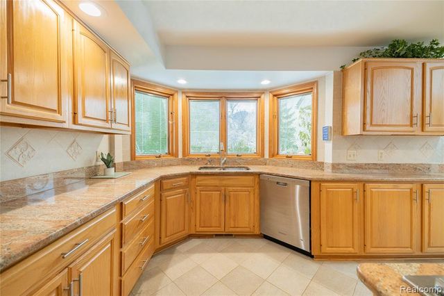 29462 East River Road, Grosse Ile, MI 48138