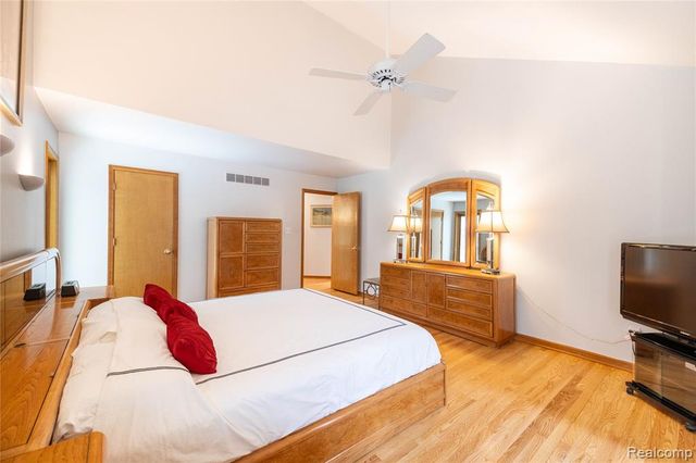 29462 East River Road, Grosse Ile, MI 48138