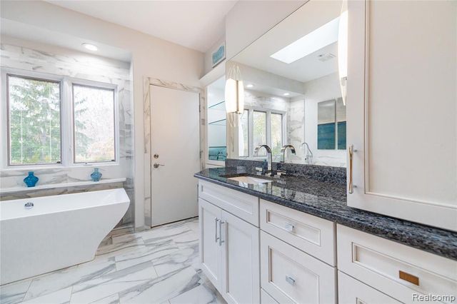 29462 East River Road, Grosse Ile, MI 48138