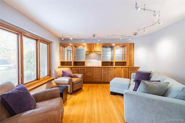 29462 East River Road, Grosse Ile, MI 48138