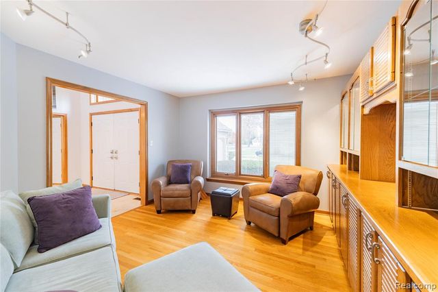 29462 East River Road, Grosse Ile, MI 48138