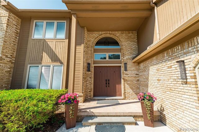 29462 East River Road, Grosse Ile, MI 48138