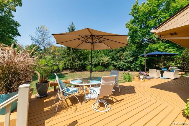 29462 East River Road, Grosse Ile, MI 48138