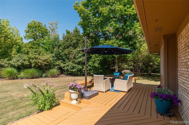 29462 East River Road, Grosse Ile, MI 48138