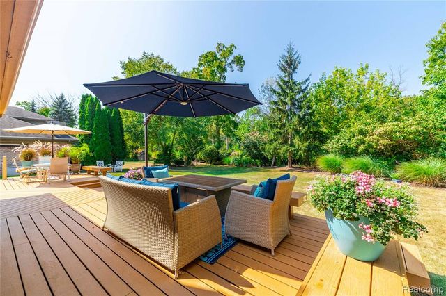 29462 East River Road, Grosse Ile, MI 48138