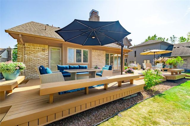 29462 East River Road, Grosse Ile, MI 48138